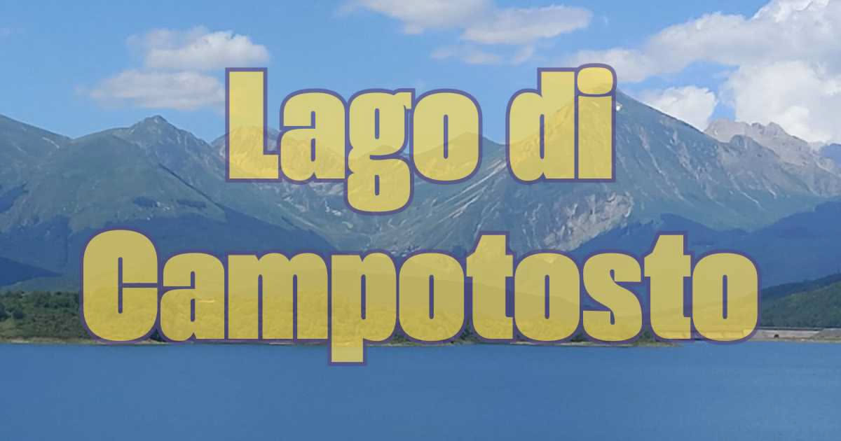 Branchi di pesci in profondità con luce bluastra, acqua più scura in alto, superficie increspata. Cielo nuvoloso sullo sfondo di un lago alpino italiano.